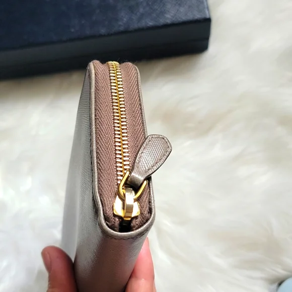 PRADA - Picture 5 of 16